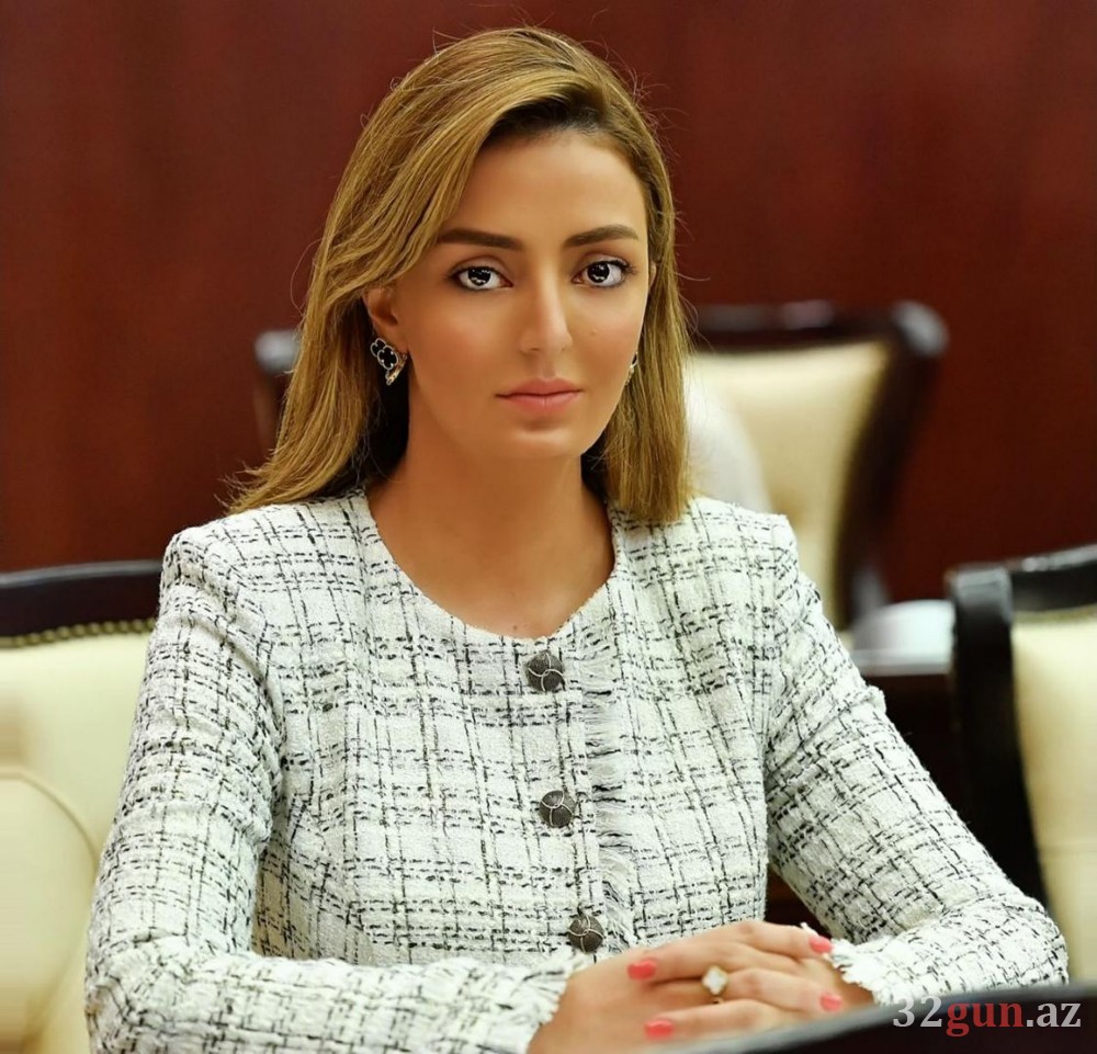 Kasıb ailənin evinə ayaqqabı ilə girən deputat üzərində sərvət daşıyır- Maşın qiymətinə olan saat, dəbdəbəli geyimlər (FOTOLAR)